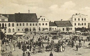 Dzień targowy na Rynku w Kętach, początek XX wieku. | Fotografia pochodzi z karty pocztowej, należącej do kolekcji Alfreda Wojtali. 