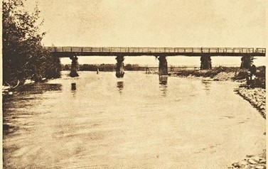Na fotografii z 1918 r. widać pierwszy most kolejowy na Sole w Kętach. Powstał razem z linią w latach 80. XIX wieku. Pierwszy pociąg przejechał po nim 1 czerwca 1888 r. Most ten zburzyli Niemcy w 1945 r. Obecny powstał zaraz po wojnie. Za mostem widać kła