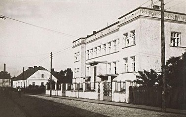 Kęty, ul. Sobieskiego- lata 40. XX wieku | Kęty, ul. Sobieskiego&ndash; lata 40. XX wieku, okres okupacji. Na fotografii widać budynek dzisiejszej przychodni zdrowia, przerobiony przez Niemc&oacute;w na Urząd Miejski (Rathaus). Przed wojną powstał jako obiekt Kasy Cho