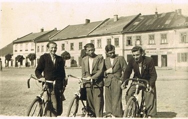 Rowerzyści - rynek 1938 r. | Nadesłane przez Leokadię Śmigielską