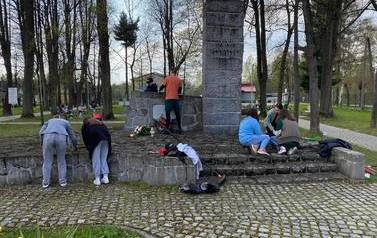 Sfora Zielonego Doktora oraz 13 DH Dęby 16