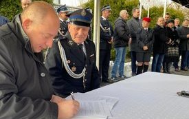 W&oacute;z strażacki OSP Łęki 10