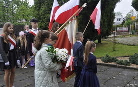 Odsłonięcie odnowionego pomnika i Dzień Patrona w Szkole Podstawowej w Nowej Wsi 54