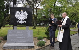 Odsłonięcie odnowionego pomnika i Dzień Patrona w Szkole Podstawowej w Nowej Wsi 60