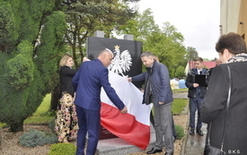 Odsłonięcie odnowionego pomnika i Dzień Patrona w Szkole Podstawowej w Nowej Wsi 65