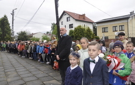 Odsłonięcie odnowionego pomnika i Dzień Patrona w Szkole Podstawowej w Nowej Wsi 71