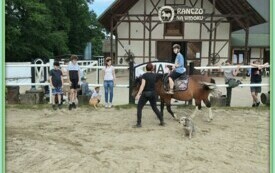 Jeździecka przygoda uczni&oacute;w &bdquo;kęckiej&rdquo; Jedynki 1