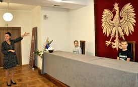 Uczniowie z Malca z wizytą w kęckim magistracie (46)