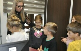 Uczniowie z Malca z wizytą w kęckim magistracie (40)