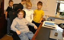 Uczniowie z Malca z wizytą w kęckim magistracie (21)