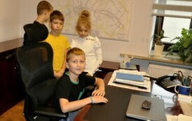 Uczniowie z Malca z wizytą w kęckim magistracie (20)