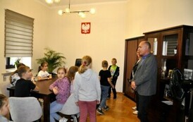 Uczniowie z Malca z wizytą w kęckim magistracie (1)