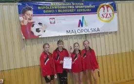 V miejsce drużyny dziewcząt z Dw&oacute;jki w Małopolskich Igrzyskach Dzieci w Badmintonie 2