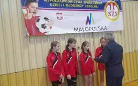 V miejsce drużyny dziewcząt z Dw&oacute;jki w Małopolskich Igrzyskach Dzieci w Badmintonie 3