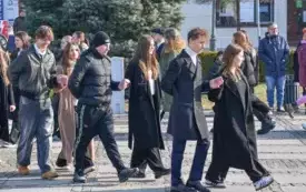 Co robi Wyspian na Rynku? - tańczy poloneza 1