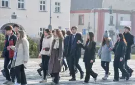 Co robi Wyspian na Rynku? - tańczy poloneza 3