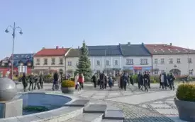 Co robi Wyspian na Rynku? - tańczy poloneza 4