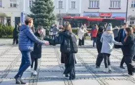Co robi Wyspian na Rynku? - tańczy poloneza 5