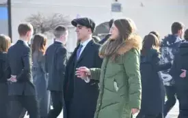 Co robi Wyspian na Rynku? - tańczy poloneza 6