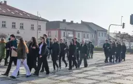 Co robi Wyspian na Rynku? - tańczy poloneza 7
