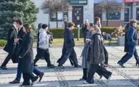 Co robi Wyspian na Rynku? - tańczy poloneza 8