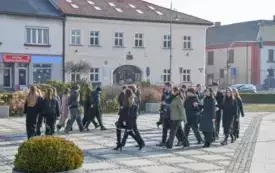 Co robi Wyspian na Rynku? - tańczy poloneza 9