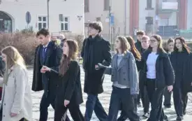 Co robi Wyspian na Rynku? - tańczy poloneza 10