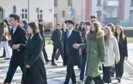 Co robi Wyspian na Rynku? - tańczy poloneza 11