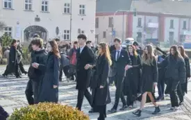 Co robi Wyspian na Rynku? - tańczy poloneza 12