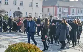 Co robi Wyspian na Rynku? - tańczy poloneza 13