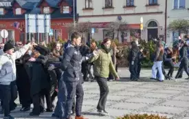 Co robi Wyspian na Rynku? - tańczy poloneza 14