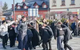 Co robi Wyspian na Rynku? - tańczy poloneza 15