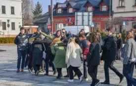 Co robi Wyspian na Rynku? - tańczy poloneza 16
