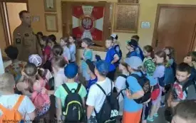 Wizyta uczni&oacute;w klas drugich ze Szkoły Podstawowej w Kętach Podlesiu w Komendzie Państwowej Straży Pożarnej 2