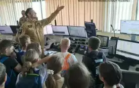 Wizyta uczni&oacute;w klas drugich ze Szkoły Podstawowej w Kętach Podlesiu w Komendzie Państwowej Straży Pożarnej 3
