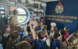 Wizyta uczni&oacute;w klas drugich ze Szkoły Podstawowej w Kętach Podlesiu w Komendzie Państwowej Straży Pożarnej 4