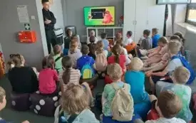 Wizyta uczni&oacute;w klas drugich ze Szkoły Podstawowej w Kętach Podlesiu w Komendzie Państwowej Straży Pożarnej 7