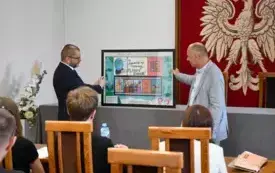 Laureaci og&oacute;lnopolskiego konkursu &bdquo;Żywności nie marnuję, planetę szanuję&rdquo; z wizytą w UG Kęty 5