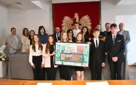 Laureaci og&oacute;lnopolskiego konkursu &bdquo;Żywności nie marnuję, planetę szanuję&rdquo; z wizytą w UG Kęty 6