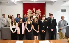 Laureaci og&oacute;lnopolskiego konkursu &bdquo;Żywności nie marnuję, planetę szanuję&rdquo; z wizytą w UG Kęty 8