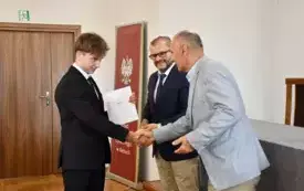 Laureaci og&oacute;lnopolskiego konkursu &bdquo;Żywności nie marnuję, planetę szanuję&rdquo; z wizytą w UG Kęty 11