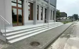 Nowe schody i podjazd &ndash; ważna inwestycja zrealizowana przy domu pogrzebowym 4