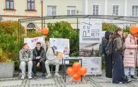 Tydzień o Przeciwdziałaniu Przemocy R&oacute;wieśniczej w kęckich szkołach - happening na kęckim Rynku 1