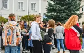Tydzień o Przeciwdziałaniu Przemocy R&oacute;wieśniczej w kęckich szkołach - happening na kęckim Rynku 2