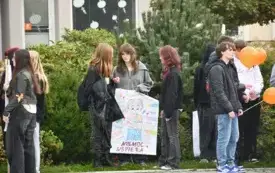 Tydzień o Przeciwdziałaniu Przemocy R&oacute;wieśniczej w kęckich szkołach - happening na kęckim Rynku 3