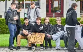 Tydzień o Przeciwdziałaniu Przemocy R&oacute;wieśniczej w kęckich szkołach - happening na kęckim Rynku 4