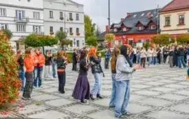 Tydzień o Przeciwdziałaniu Przemocy R&oacute;wieśniczej w kęckich szkołach - happening na kęckim Rynku 5