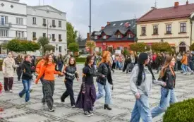 Tydzień o Przeciwdziałaniu Przemocy R&oacute;wieśniczej w kęckich szkołach - happening na kęckim Rynku 6