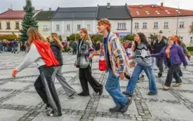 Tydzień o Przeciwdziałaniu Przemocy R&oacute;wieśniczej w kęckich szkołach - happening na kęckim Rynku 7