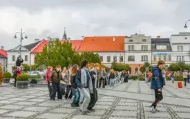 Tydzień o Przeciwdziałaniu Przemocy R&oacute;wieśniczej w kęckich szkołach - happening na kęckim Rynku 8
